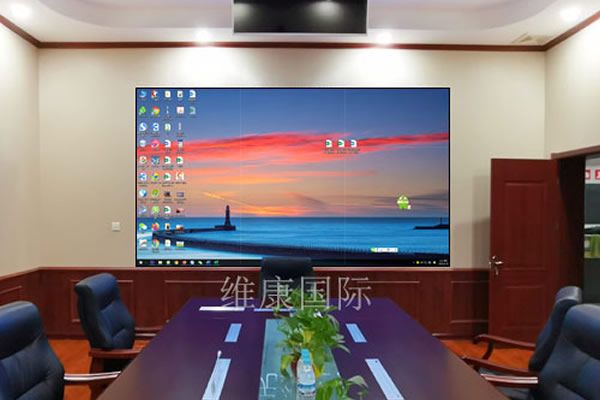 大型會(huì)議室使用無(wú)縫拼接屏好還是投影機(jī)好？