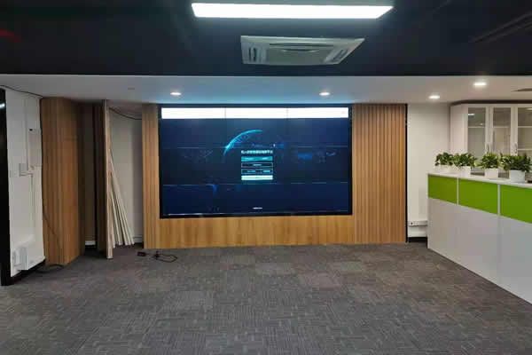 液晶拼接屏與OCB小間距LED顯示屏有什么區(qū)別？