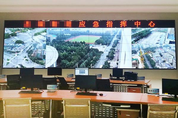 多種信息源通過什么設(shè)備輸出拼接屏？