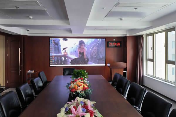 學(xué)校會議室大屏使用投影機好，還是LED顯示屏好？