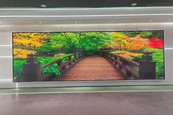 電視臺直播間的主播背景墻大屏是什么，用那種好？