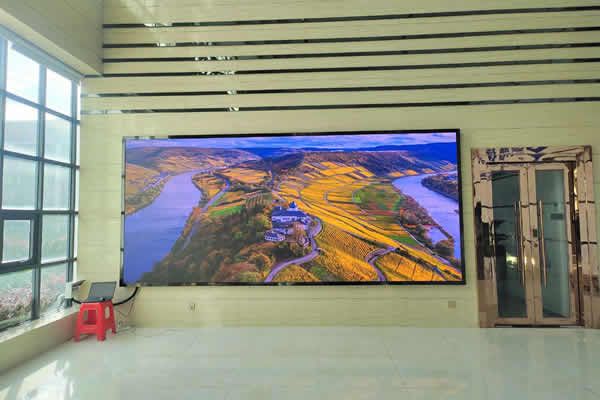 會(huì)議室LED顯示屏用P1.53的好，還是P1.86的好？